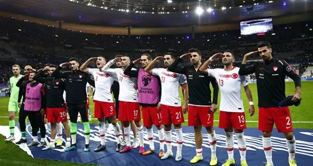 Fransızlar, asker selamını neden yayınlamadığını açıkladı: Biz golün tekrarını gösterirken asker selamını verdiler!