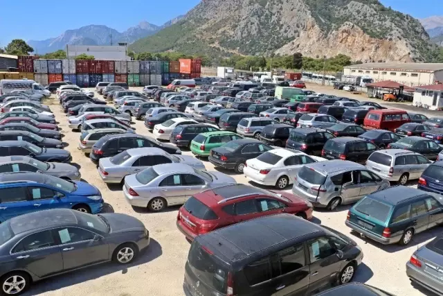 Gümrüğe takılan 4 milyonluk lüks araca 1,6 milyon TL'den alıcı çıkmadı Gümrüğe takılan 4 milyonluk lüks araca 1,6 milyon TL'den alıcı çıkmadı