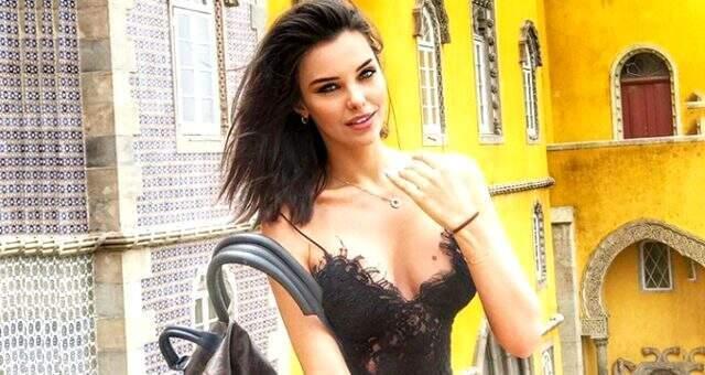 Güzel oyuncu Tuvana Türkay'dan derin dekolteli poz