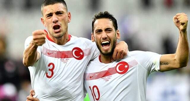 Hakan Çalhanoğlu'ndan İtalyanlara tepki: Hiçbir zaman yıkılmaz, ayakta dururuz