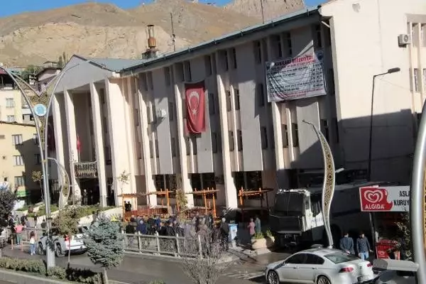 Hakkari ve yüksekova'nın hdp'li belediye başkanları gözaltında / yeniden Hakkari ve yüksekova'nın hdp'li belediye başkanları gözaltında / yeniden