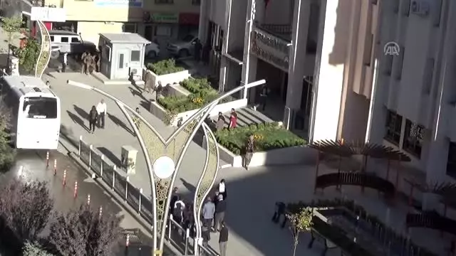 HDP'li iki belediye başkanına terör soruşturmasında gözaltı HDP'li iki belediye başkanına terör soruşturmasında gözaltı
