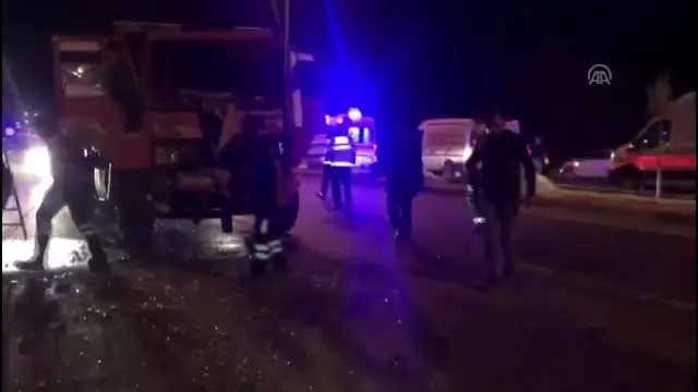 İki kamyon çarpıştı: 2 yaralı İki kamyon çarpıştı: 2 yaralı