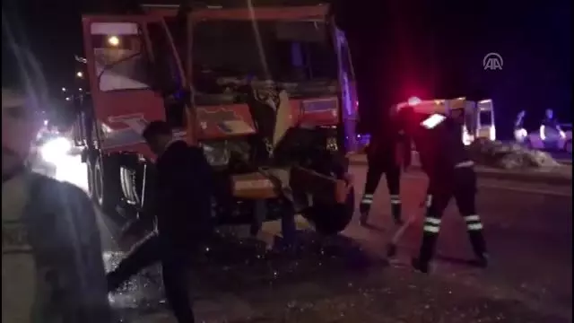 İki kamyon çarpıştı: 2 yaralı İki kamyon çarpıştı: 2 yaralı