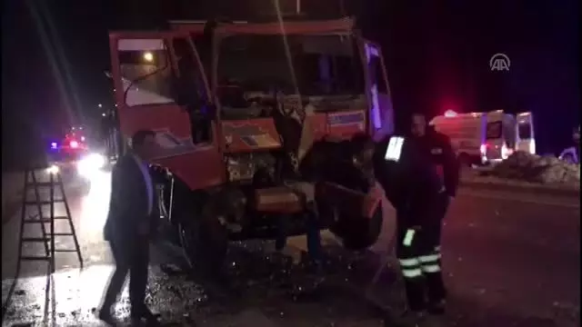 İki kamyon çarpıştı: 2 yaralı İki kamyon çarpıştı: 2 yaralı