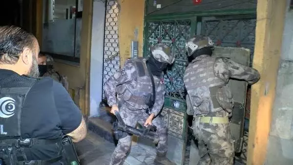 İstanbul'da 5 ilçede uyuşturucu operasyonu: 31 gözaltı İstanbul'da 5 ilçede uyuşturucu operasyonu: 31 gözaltı