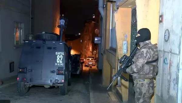 İstanbul'da 5 ilçede uyuşturucu operasyonu: 31 gözaltı İstanbul'da 5 ilçede uyuşturucu operasyonu: 31 gözaltı
