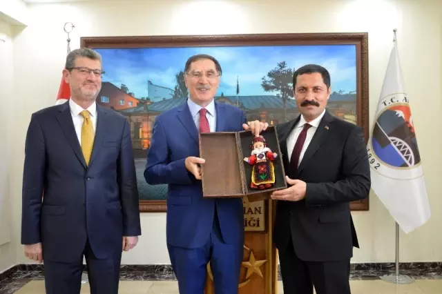 Kamu Başdenetçisi Şeref Malkoç, Ardahan Valisi Mustafa Masatlı'yı ziyaret etti Kamu Başdenetçisi Şeref Malkoç, Ardahan Valisi Mustafa Masatlı'yı ziyaret etti