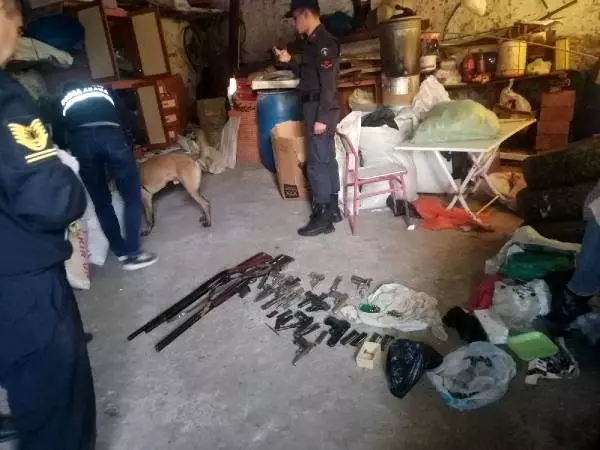 Köy evinden çok sayıda tüfek ve kurusıkı tabanca çıktı