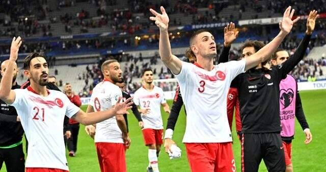 Milliler asker selamı gönderince tepki, Griezmann gönderince ses yok!