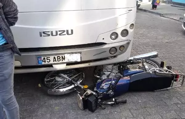 Minibüsün çarptığı motosikletin sürücüsü yaralandı Minibüsün çarptığı motosikletin sürücüsü yaralandı