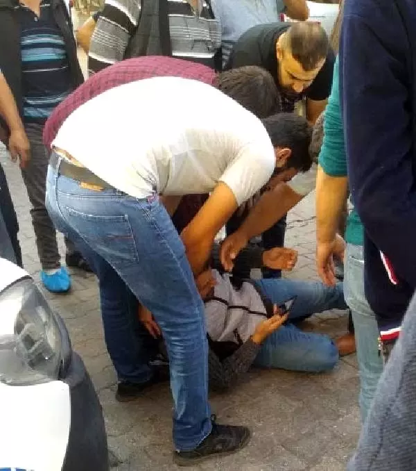 Minibüsün çarptığı motosikletin sürücüsü yaralandı Minibüsün çarptığı motosikletin sürücüsü yaralandı