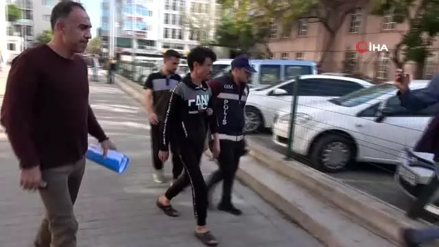 Mülteci kaçaklığına organizatörlük yaptıkları iddia edilen 2 kişi adliyeye sevk edildi Mülteci kaçaklığına organizatörlük yaptıkları iddia edilen 2 kişi adliyeye sevk edildi