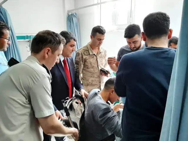 Münbiç'te yaralanan askerlere hastanede ziyaret Münbiç'te yaralanan askerlere hastanede ziyaret