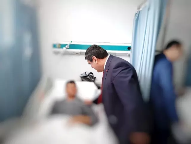 Münbiç'te yaralanan askerlere hastanede ziyaret Münbiç'te yaralanan askerlere hastanede ziyaret