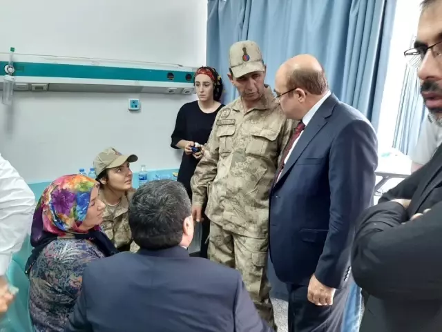 Münbiç'te yaralanan askerlere hastanede ziyaret Münbiç'te yaralanan askerlere hastanede ziyaret