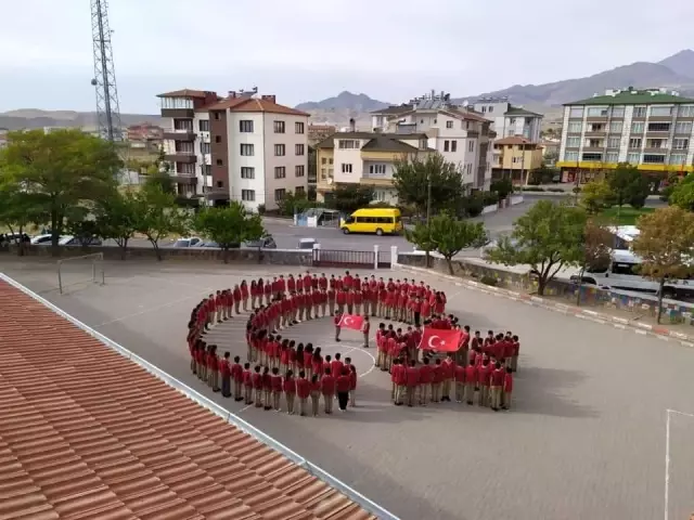 Öğrencilerden Mehmetçiğe büyük destek Öğrencilerden Mehmetçiğe büyük destek