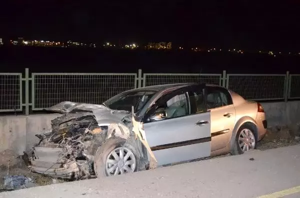 Otomobil üniversite bahçesinin duvarına çarptı: 3 yaralı Otomobil üniversite bahçesinin duvarına çarptı: 3 yaralı