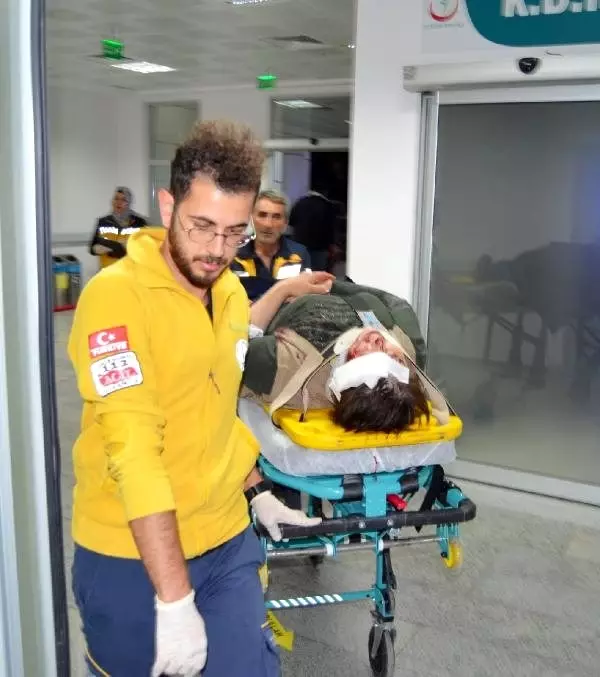 Otomobil üniversite bahçesinin duvarına çarptı: 3 yaralı Otomobil üniversite bahçesinin duvarına çarptı: 3 yaralı
