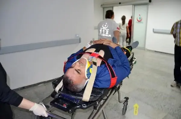 Otomobil üniversite bahçesinin duvarına çarptı: 3 yaralı Otomobil üniversite bahçesinin duvarına çarptı: 3 yaralı