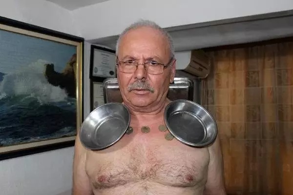 Sırtında saatlerce çay tepsisi taşıyan 'Mıknatıs Adam' Sırtında saatlerce çay tepsisi taşıyan 'Mıknatıs Adam'
