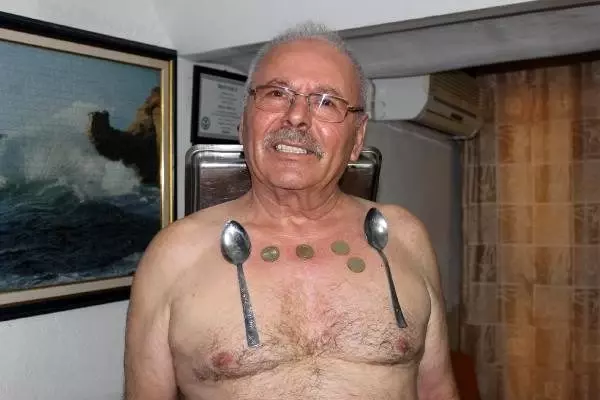 Sırtında saatlerce çay tepsisi taşıyan 'Mıknatıs Adam' Sırtında saatlerce çay tepsisi taşıyan 'Mıknatıs Adam'