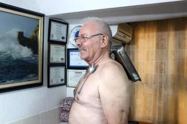Sırtında saatlerce çay tepsisi taşıyan 'Mıknatıs Adam' Sırtında saatlerce çay tepsisi taşıyan 'Mıknatıs Adam'