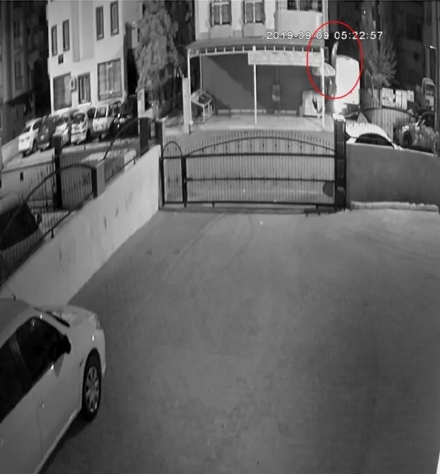 Tırmanarak 3 evi soydu Tırmanarak 3 evi soydu