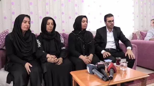 TRT Genel Müdürü Eren'den Nusaybin'deki havanlı saldırıda şehit düşen Mehmet Şirin Demir'in... TRT Genel Müdürü Eren'den Nusaybin'deki havanlı saldırıda şehit düşen Mehmet Şirin Demir'in...
