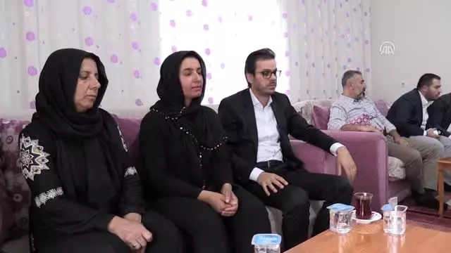 TRT Genel Müdürü Eren'den Nusaybin'deki havanlı saldırıda şehit düşen Mehmet Şirin Demir'in... TRT Genel Müdürü Eren'den Nusaybin'deki havanlı saldırıda şehit düşen Mehmet Şirin Demir'in...