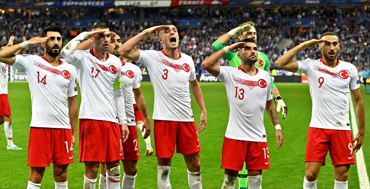 Türk futbolcularının Fransa maçında asker selamı vermesi Fransızları çıldırttı