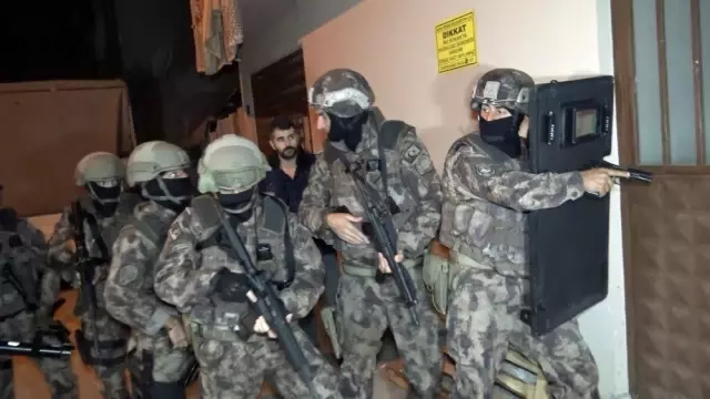 Uyuşturucu operasyonunda gözaltına alınan 25 kişi adliyeye sevk edildi Uyuşturucu operasyonunda gözaltına alınan 25 kişi adliyeye sevk edildi