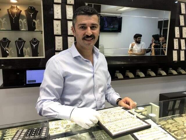 Yerde bulduğu içinde 13 bin dolar bulunan paketi 'Sahibi bulunsun' diyerek dükkana teslim etti