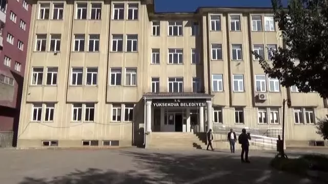 Yüksekova belediyesinde polis ekipleri arama yapıyor (2) Yüksekova belediyesinde polis ekipleri arama yapıyor (2)