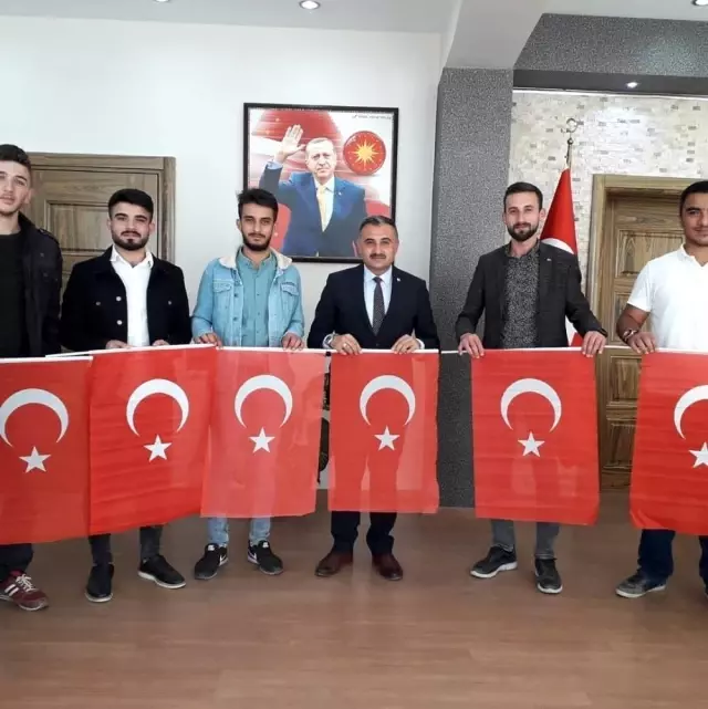 Ak Genç Develi'den Mehmetçiğe Bayraklı Destek Ak Genç Develi'den Mehmetçiğe Bayraklı Destek
