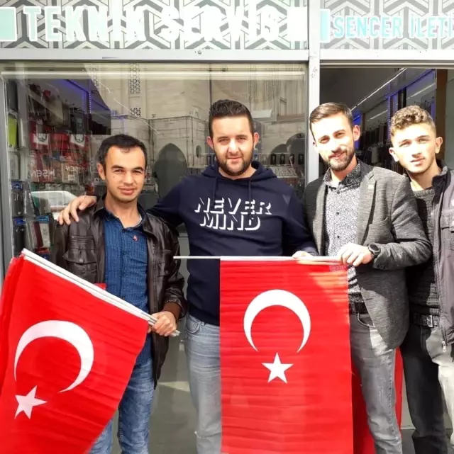 Ak Genç Develi'den Mehmetçiğe Bayraklı Destek Ak Genç Develi'den Mehmetçiğe Bayraklı Destek