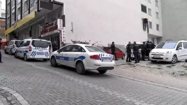 Altında saklandığı aracın alarmı çalınca yakalandı Altında saklandığı aracın alarmı çalınca yakalandı