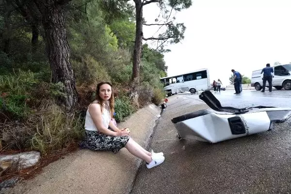 Antalya'da iki midibüs çarpıştı: 3 yaralı Antalya'da iki midibüs çarpıştı: 3 yaralı