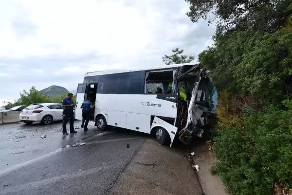 Antalya'da iki midibüs çarpıştı: 3 yaralı Antalya'da iki midibüs çarpıştı: 3 yaralı