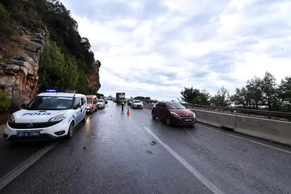 Antalya'da iki midibüs çarpıştı: 3 yaralı Antalya'da iki midibüs çarpıştı: 3 yaralı