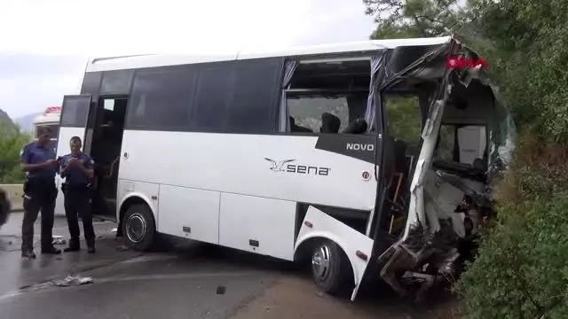 Antalya'da iki midibüs çarpıştı 3 yaralı Antalya'da iki midibüs çarpıştı 3 yaralı