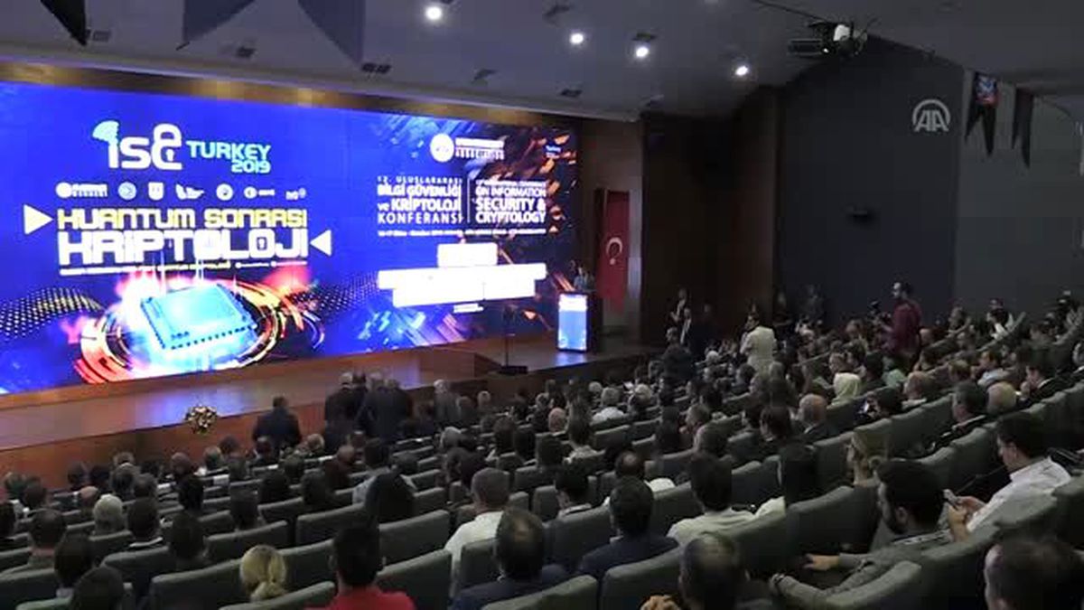 Bakan Turhan: 'Savaşlar, hayatın her alanında olduğu gibi sanal dünyada da yerini almıştır'