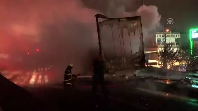 Bariyerlere çarpan tır alev aldı Bariyerlere çarpan tır alev aldı