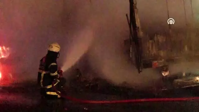 Bariyerlere çarpan tır alev aldı Bariyerlere çarpan tır alev aldı