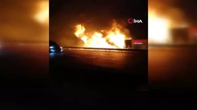 Bariyerlere çarpan tır alev alev yanarak küle döndü Bariyerlere çarpan tır alev alev yanarak küle döndü