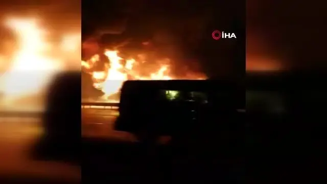 Bariyerlere çarpan tır alev alev yanarak küle döndü Bariyerlere çarpan tır alev alev yanarak küle döndü