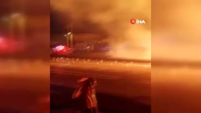Bariyerlere çarpan tır alev alev yanarak küle döndü Bariyerlere çarpan tır alev alev yanarak küle döndü
