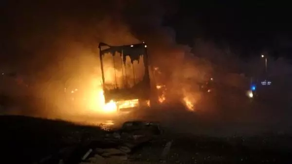 Bariyerlere çarpan TIR alev alev yandı Bariyerlere çarpan TIR alev alev yandı