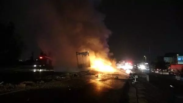Bariyerlere çarpan TIR alev alev yandı Bariyerlere çarpan TIR alev alev yandı