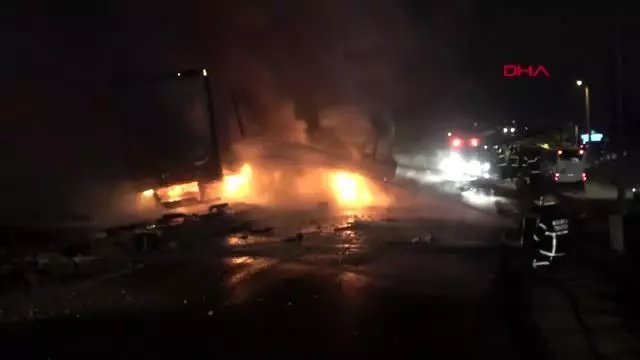 Bariyerlere çarpan tır alev alev yandı Bariyerlere çarpan tır alev alev yandı